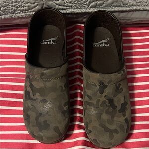NWOT Dansko camouflage clogs
